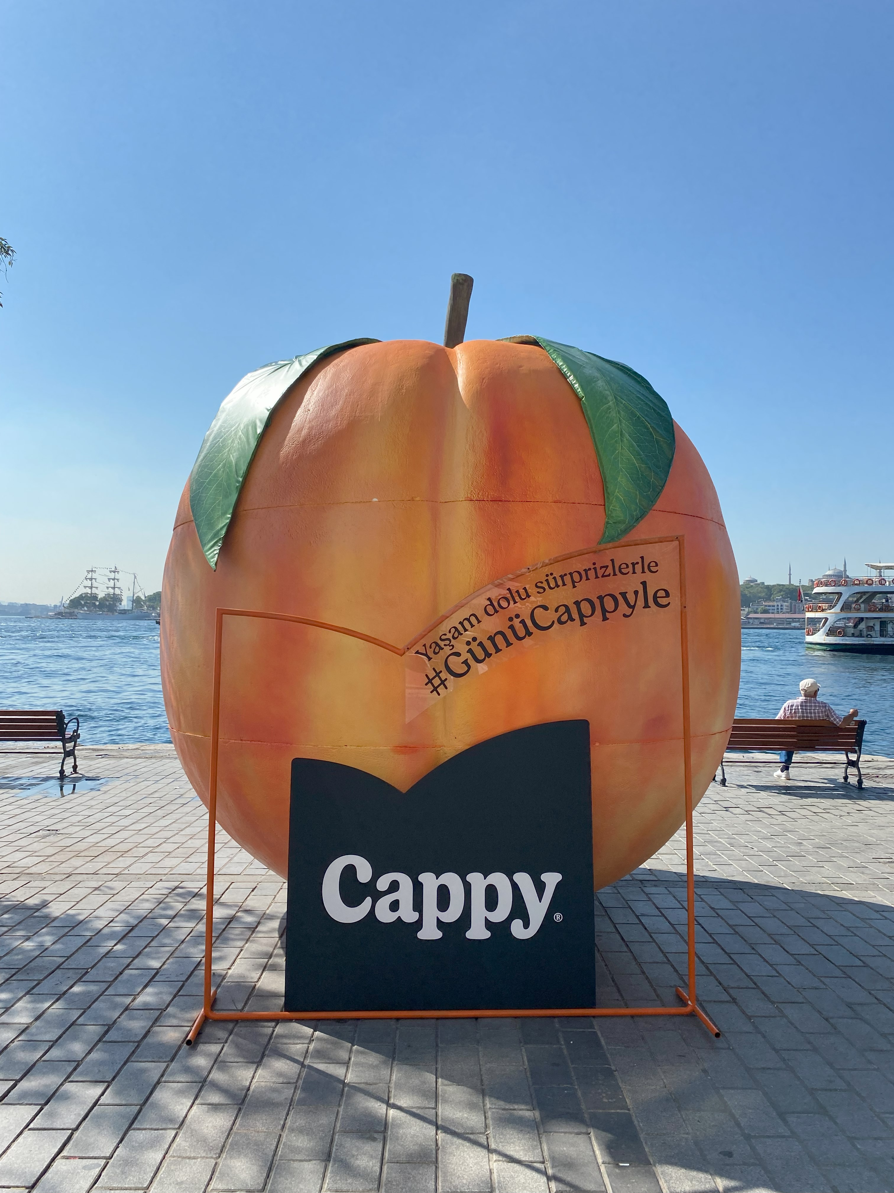 Cappy, Türkiye’nin Popüler Noktalarındaki Dev Meyvelerle Şaşırtıyor