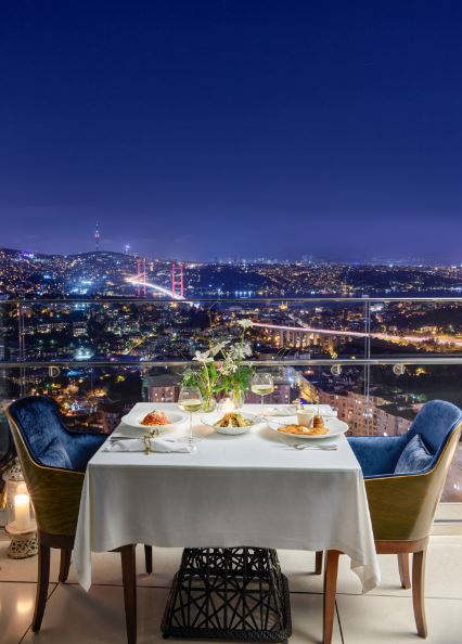 Raffles İstanbul'da Eşsiz Bir Konaklama Deneyimi Bosphorus Lounge Ayrıcalıklarıyla Renkleniyor