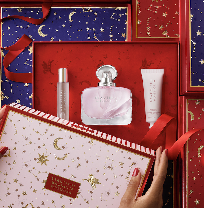 Estée Lauder sezonun en sevilen hediye seçeneklerinden oluşan yeni yıl koleksiyonu ile sizi ve sevdiklerinizi heyecanlandıracak hediyeler sunuyor!
